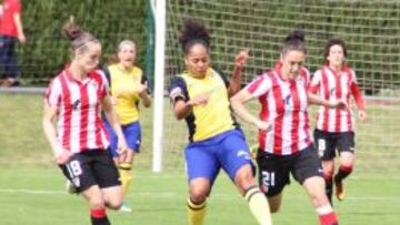 Jade, intenta llevarse un bal&oacute;n entre las rojiblancas Leire Landa y Vanesa Gimbert.