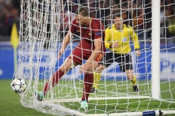 1-0. Edin Dzeko marcó el primer gol.