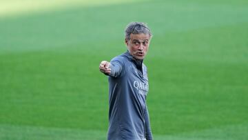 GRAFCAT2891. BARCELONA, 15/04/2024.- El entrenador del PSG, Luis Enrique Martínez, durante el entrenamiento que su equipo ha realizado en el Estadio Olímpico Lluís Companys donde mañana se enfrentará al FC Barcelona en el partido de vuelta de los cuartos de final de la Liga de Campeones. EFE/Alejandro García
