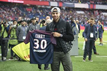 Stephen Curry posa con la camiseta del PSG.