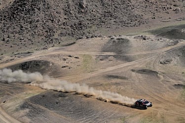 El Dacia Sandrider de Sebastian Loeb y Edouard Boulanger compite en la Etapa 1 de la 48ª edición del Rally Dakar, con salida y llegada en Yanbu.