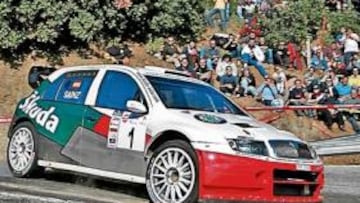 <b>MUCHOS AFICIONADOS. </b>Carlos Sainz y Luis Moya disfrutaron de lo lindo con el Skoda, lo mismo que el numeroso público que se congregó en las carreteras madrileñas.