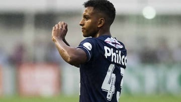 Rodrygo celebra uno de los goles de Santos ante Vitoria