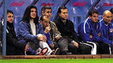<b>EL MONO, EN EL BANQUILLO.</b> Germán Burgos animó a sus compañeros desde el banquillo y disfrutó con el triunfo ante el Real Madrid.