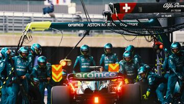Fernando Alonso junto a sus mecánicos de Aston Martin.