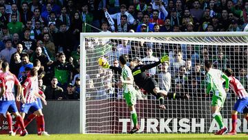 Oblak vuela para detener el cabezazo de Feddal en el Villamarín.