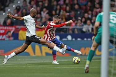 Yannick Carrasco, dentro del área del conjunto che,  trata de zafarse de Dimitri Foulquier.