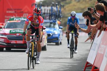 El líder de la vuelta, Roglic, llegó a un minuto de Caruso junto al español del Movistar Enric Mas, el único de los líderes al que no le sacó tiempo hoy.