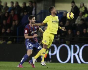 Giovani se lleva el balón ante Navas. 