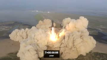 SpaceX's next-generation Starship spacecraft atop its powerful Super Heavy rocket lifts off from the company's Boca Chica launchpad on a brief uncrewed test flight near Brownsville, Texas, U.S. April 20, 2023 in a still image from video. SpaceX/Handout via REUTERS.  NO RESALES. NO ARCHIVES. THIS IMAGE HAS BEEN SUPPLIED BY A THIRD PARTY.