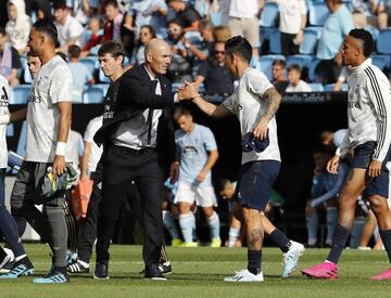 Saludo entre Zinedine Zidane y James Rodríguez.