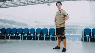 Odriozola posa con la nueva segunda camiseta de la Real.