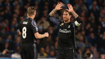 Ramos celebra con Kroos uno de los dos goles que fabricaron entre ambos en N&aacute;poles.