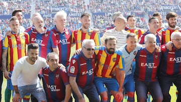 Casades&uacute;s, junto a sus compa&ntilde;eros, posando con su padre en el &uacute;ltimo partido de Liga ante el Almer&iacute;a.
 