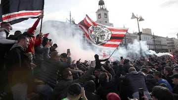 Detenido un hincha del Ajax tras amenazar con un puñal al portero de un local