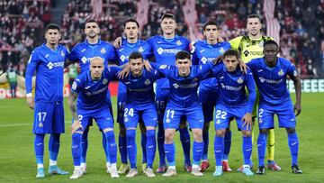 Alineaci&oacute;n del Getafe posando en San Mam&eacute;s.