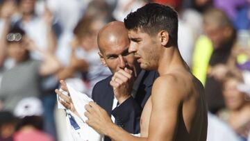 Morata y Zidane charlan