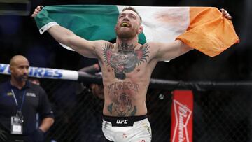 Conor McGregor celebra con la bandera de Irlanda su victoria ante Eddie Alvarez en la lucha por el título del peso ligero en el UFC 205 en el Madison Square Garden de Nueva York.