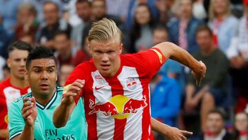 Soccer Football - Pre-season Friendly - Red Bull Salzburg v Real Madrid - Red Bull Arena, Salzburg, Austria - August 7, 2019 Red Bull Salzburg's Erling Haland in action with Real Madrid's Casemiro REUTERS/Leonhard Foeger