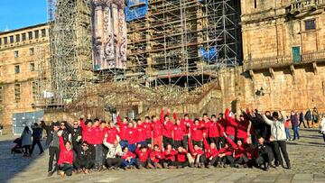 Los chicos de la Fundaci&oacute;n Alberto Contador posan en la Plaza del Obradoiro de Santiago de Compostela tras concluir su aventura de cuatro d&iacute;as en el Camino de Santiago.