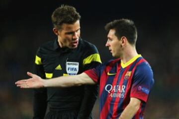 Felix Brych habla con Lionel Messi.