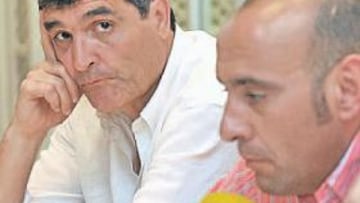 <b>RECUERDOS. </b>Juande y Monchi repasaron el título de Eindhoven y analizaron lo que queda aún por llegar.