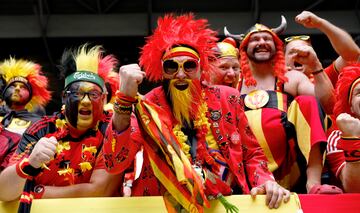 B¨¦lgica dijo adi¨®s ayer a su andadura en la Eurocopa tras su derrota ante la selecci¨®n de Francia en los octavos de final, para decepci¨®n de sus aficionados que so?aban con mayores logros. En la imagen un grupo de incondicionales belga anima con entusiasmo a su equipo, pero un gol de mala suerte Muani termin¨® con su sue?o.