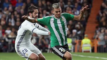 El centrocampista del Betis, Dani Ceballos, regateando a Isco durante un partido.