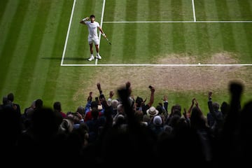 El público reunido en la pista central del All England Tennis Club celebra el punto definitivo de Alcaraz para llevarse el segundo set y poner el 1-1 en la final.