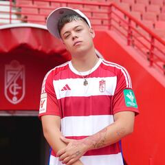 Saiko renueva el césped de Los Cármenes