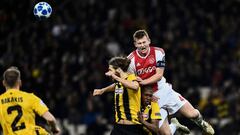 Matthijs de Ligt (R) vies for the ball with AEK&#039;s Alef Saldanha. 