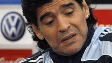 Maradona viajará esta noche a Madrid para visitar a su hija