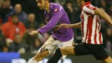 <b>LA ESTOCADA. </b>Adrián López chuta ante la impotencia de Ustaritz, Gurpegui desviaría el balón que moriría en las mallas de Iraizoz.