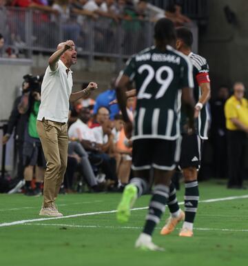 Ten Hag da instrucciones a los jugadores del United en la banda.