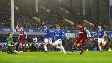 Soccer Football - Premier League - Everton v West Ham United - Goodison Park, Liverpool, Britain - March 2, 2024 West Ham United's Edson Alvarez scores their third goal REUTERS/Carl Recine NO USE WITH UNAUTHORIZED AUDIO, VIDEO, DATA, FIXTURE LISTS, CLUB/LEAGUE LOGOS OR 'LIVE' SERVICES. ONLINE IN-MATCH USE LIMITED TO 45 IMAGES, NO VIDEO EMULATION. NO USE IN BETTING, GAMES OR SINGLE CLUB/LEAGUE/PLAYER PUBLICATIONS.