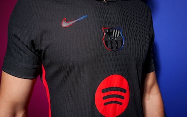 La equipación imagina cómo serán los equipamientos del futuro, mezclando las rayas icónicas del Barça con una base negra, lo que les permite destacar.