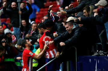 Diego Costa celebra el 2-0 con la grada, acción que le supuso la expulsión por doble amarilla. En la foto, Koke trata de advertir a Costa de que ya tiene una amarilla. 