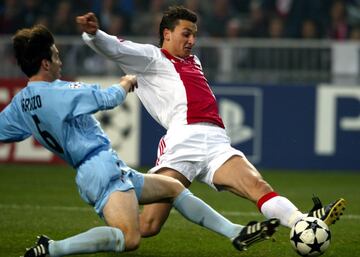 Fichó en verano de 2001 y ese mismo año debutó en Champions con el equipo holandés. Marcó 48 goles en 110 partidos. Con el Ajax ganó 2 ligas, 1 Copa y 1 Supercopa. Estuvo en Ámsterdam hasta 2005. 