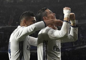 Real Madrid's Portuguese forward Cristiano Ronaldo (L) celebrates a goal with Real Madrid's Brazilian midfielder Casemiro