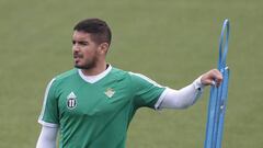 Vargas, entren&aacute;ndose con el Betis.