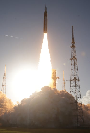 La misión Artemis II de la NASA sale rumbo a la luna.