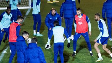 Daniel Castro, en el centro de la foto, en el regreso del Atlético a los entrenamientos. Será el jefe sin el Profe.