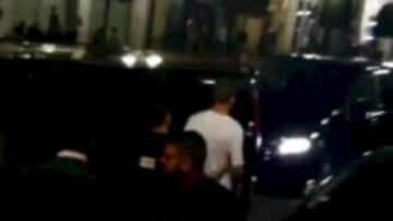 EXPECTACIÓN. Piqué se dirigió con prisas hacia un coche, pero un aficionado le grabó.