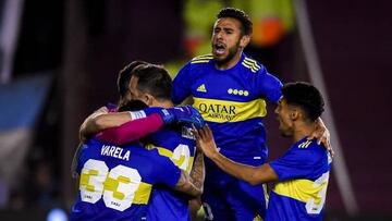 LANUS, ARGENTINA - MAY 14: Players of Boca Juniors celebrate after winning the semi-final match of Copa De la Liga 2022 between Boca Juniors and Racing Club at Estadio Ciudad de Lanus (La Fortaleza) on May 14, 2022 in Lanus, Argentina. (Photo by Marcelo Endelli/Getty Images)