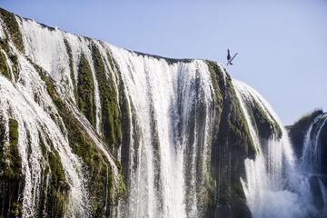 Rhiannan Iffland en las cataratas de Strbacki.