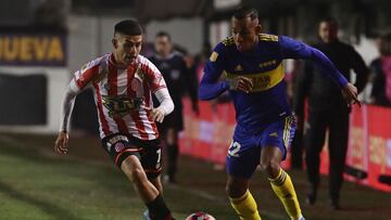 Boca Juniors' Colombian forward Sebastian Villa (R) vies for the ball with Barracas Central's midfielder Fernando Valenzuela during their Argentine Professional Football League Tournament 2022 match at Islas Malvinas stadium in Buenos Aires, on June 19, 2022. (Photo by ALEJANDRO PAGNI / AFP)