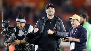 Southampton (United Kingdom), 17/05/2022.- Liverpool manager Juergen Klopp salutes fans at the end of the English Premier League soccer match between Southampton FC and Liverpool FC in Southampton, Britain, 17 May 2022. (Reino Unido) EFE/EPA/TOLGA AKMEN EDITORIAL USE ONLY. No use with unauthorized audio, video, data, fixture lists, club/league logos or 'live' services. Online in-match use limited to 120 images, no video emulation. No use in betting, games or single club/league/player publications