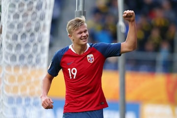 Es un habitual de la Selección Sub-20 de Noruega. El 30 de mayo de 2019 batió todos los récords al marcarle 9 goles en la victoria de su equipo ante Honduras por 12-0 en el Mundial Sub-20 celebrado en Polonia.