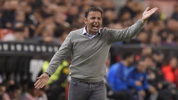 Villarreal's Spanish coach Javier Calleja gestures during the Spanish league football match between Valencia CF and Villarreal CF at the Mestalla stadium in Valencia on November 30, 2019. (Photo by JOSE JORDAN / AFP)