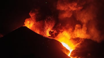 LOS LLANOS DE ARIADNE (LA PALMA), 14/10/2021.- El volc&aacute;n de La Palma contin&uacute;a su actividad emitiendo lava que han formado nuevas coladas afectando a nuevas zonas a su paso en la madrugada del jueves. El Plan de Emergencias Volc&aacute;nicas 